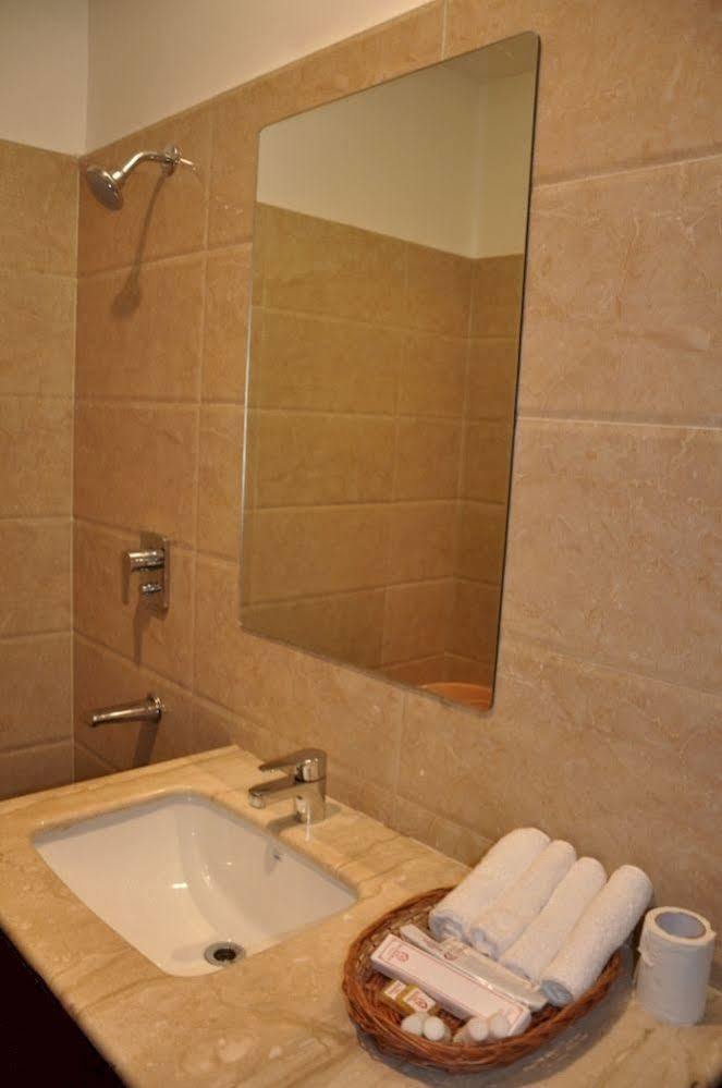 Fabhotel Basera อัมริตสา ภายนอก รูปภาพ